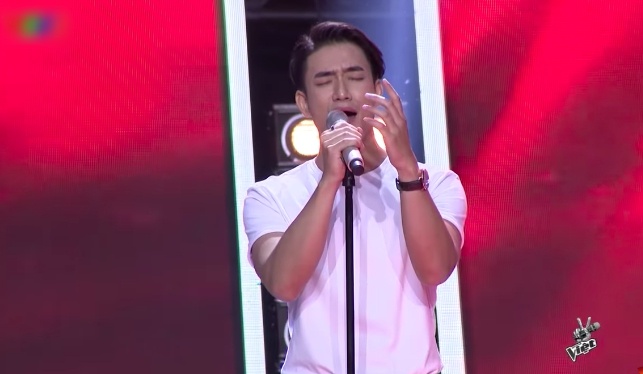 Chang trai Thuy Sy hat tieng Phap khien HLV tranh gianh hinh anh