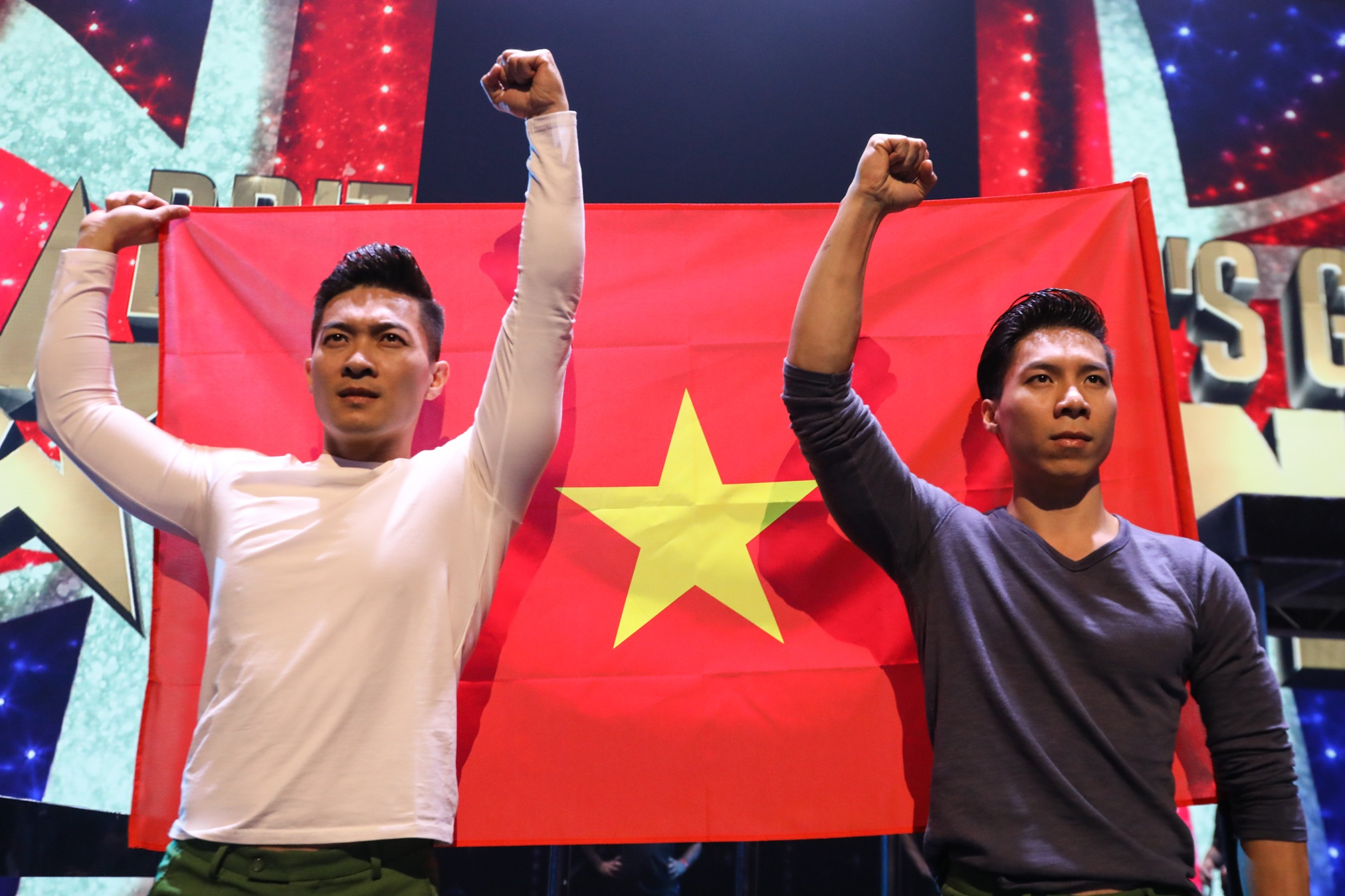 Bo truong Bo Van hoa tang bang khen cho Quoc Co, Quoc Nghiep hinh anh