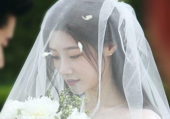 'Nu than the he moi' Kpop xinh dep khi mac vay cuoi hinh anh