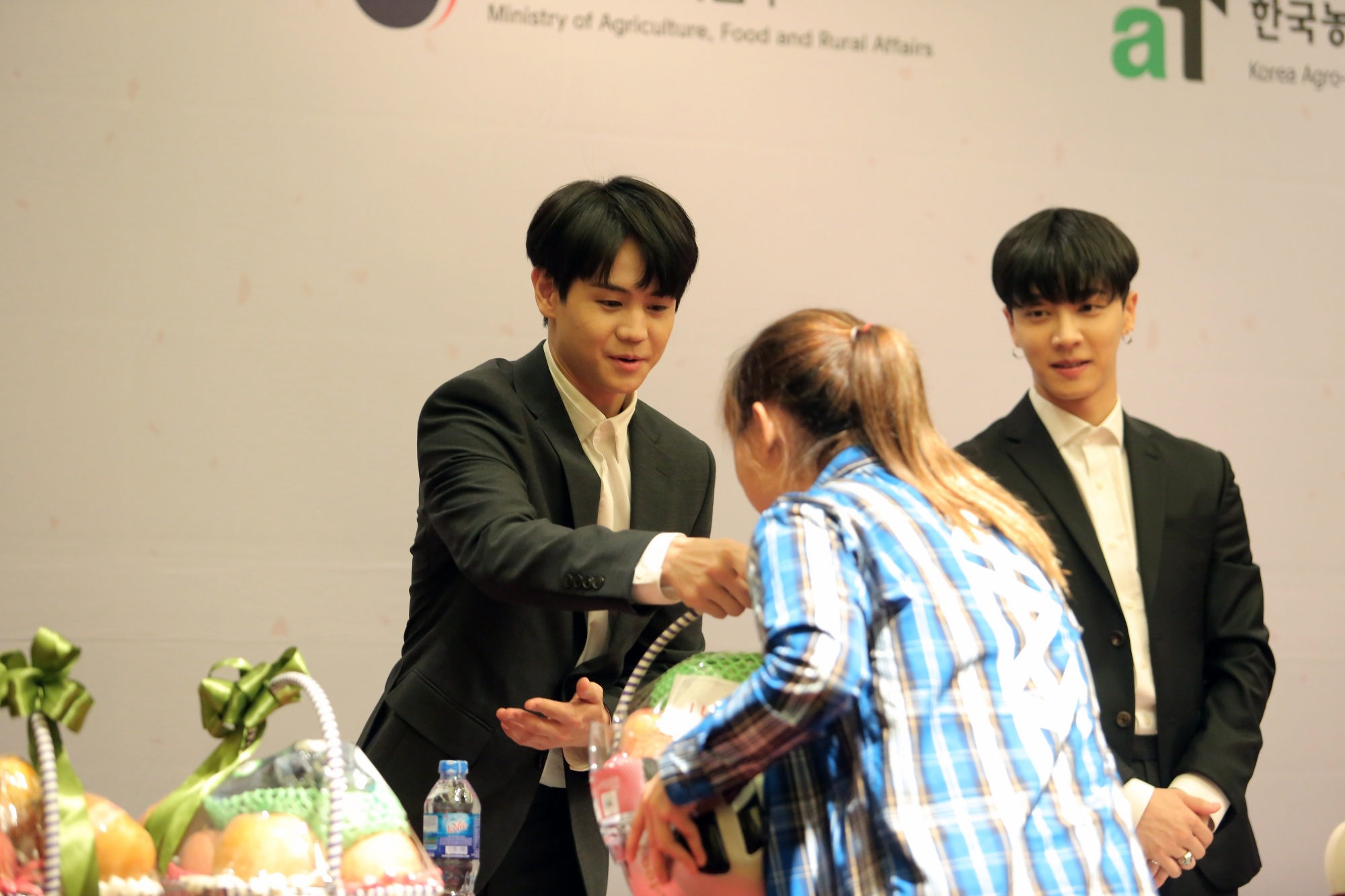 Fan Viet xuc dong khi duoc chup hinh cung nhom nhac Han Quoc hinh anh