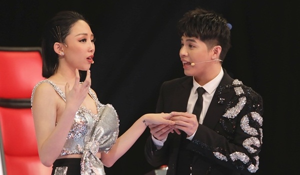 Noo Phuoc Thinh, Toc Tien tranh luan gay gat tren 'ghe nong' hinh anh