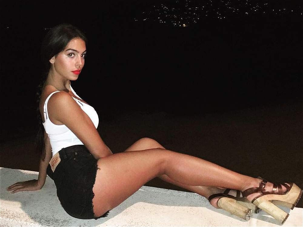 Ve quyen ru cua ban gai Cristiano Ronaldo hinh anh