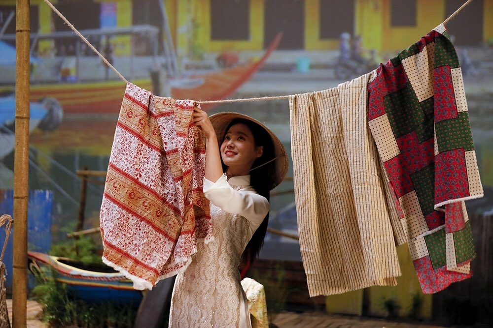 momoland mac ao dai anh 2