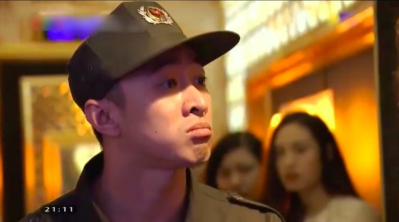 'Quynh bup be' mac ao gan cong an hieu de bao ke mai dam hinh anh