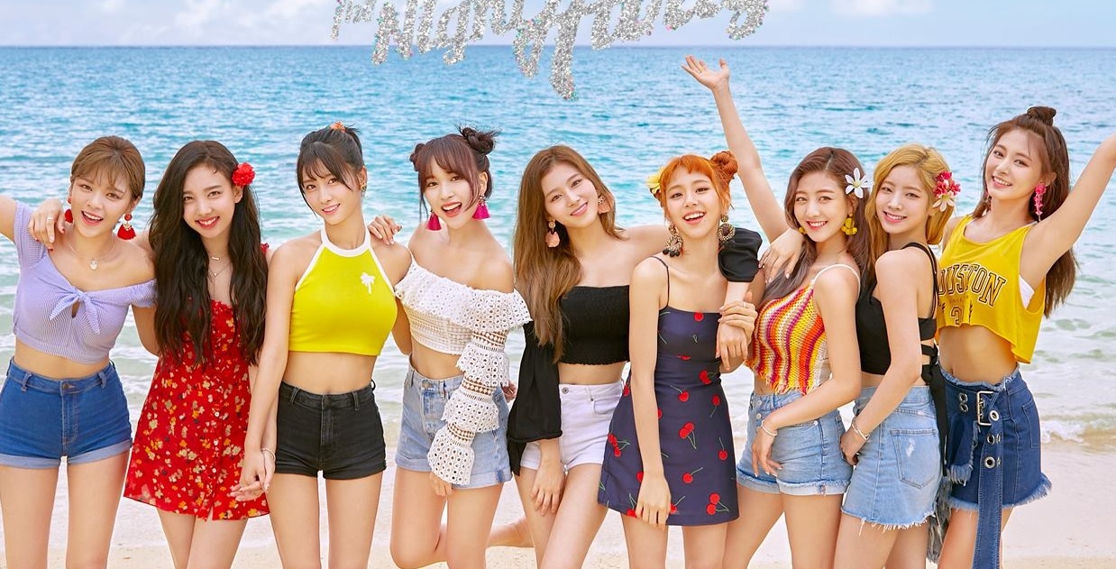 Twice khoe nhan sac ruc ro trong loat hinh ben bai bien hinh anh