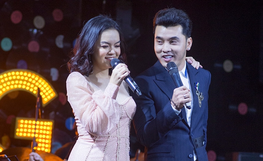 Ung Hoang Phuc, Pham Quynh Anh on lai ky niem qua loat hit dinh dam hinh anh