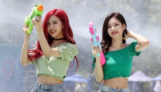 BlackPink gay sot voi than hinh goi cam trong le hoi am nhac hinh anh