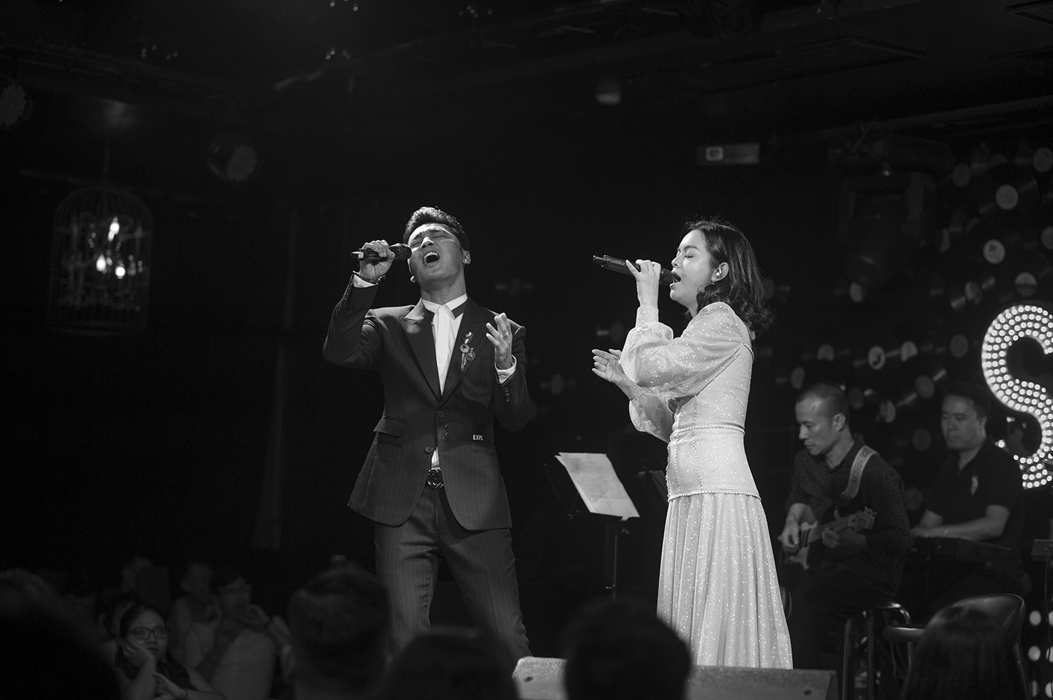 Ung Hoang Phuc quy xuong san khau, 'xin loi' dong nghiep hinh anh