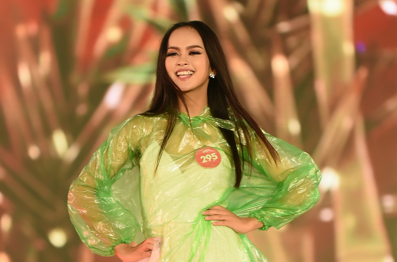 Thi sinh Hoa hau Viet Nam khoac ao mua tong duyet chung khao phia Bac hinh anh