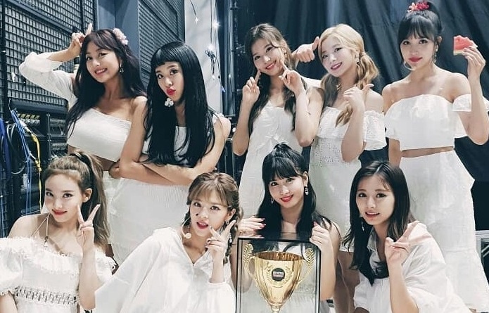 'Cuoc chien' nhom nu thang 7: Twice thong tri bat chap lum xum hat te hinh anh