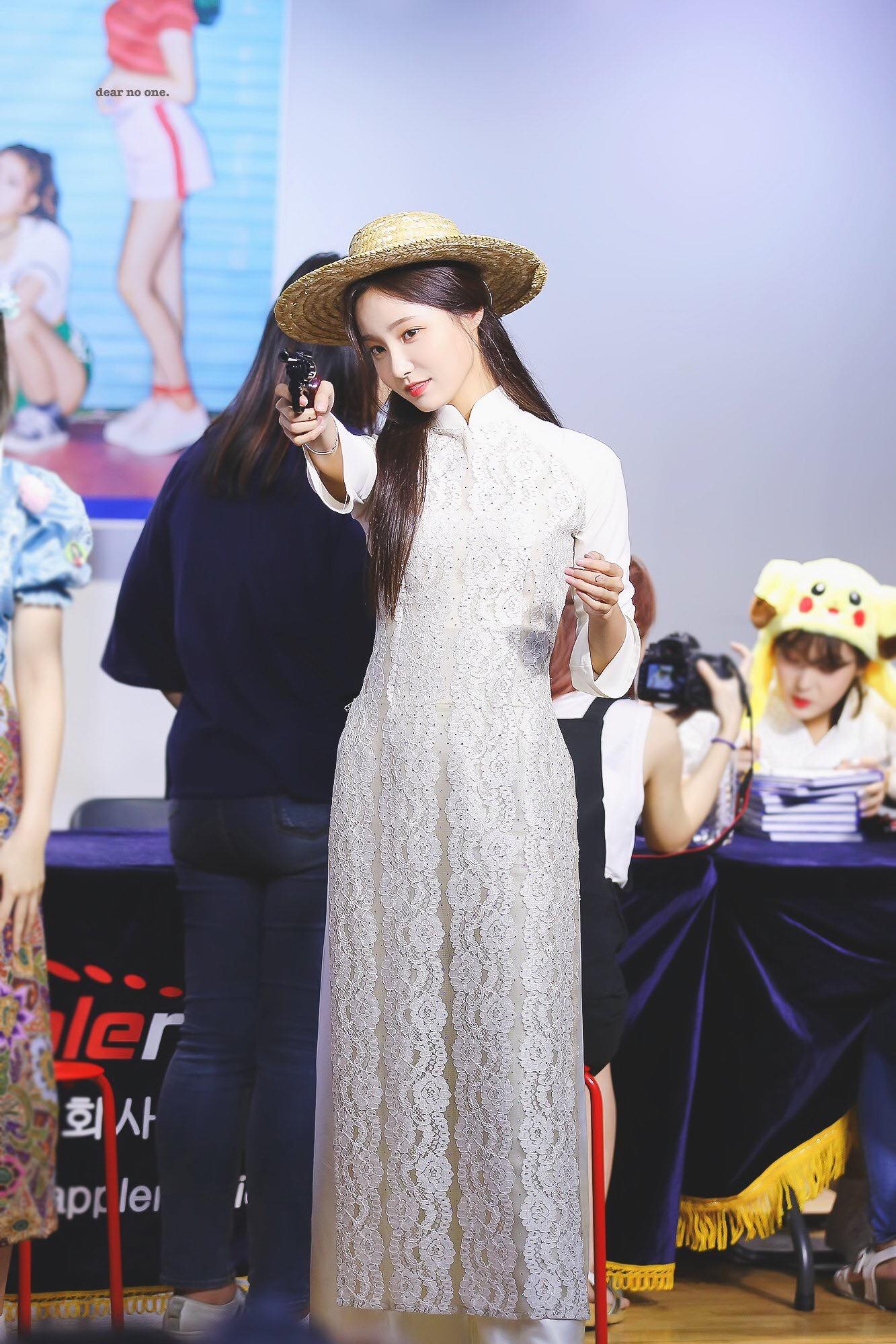 momoland mac ao dai len san khau anh 2