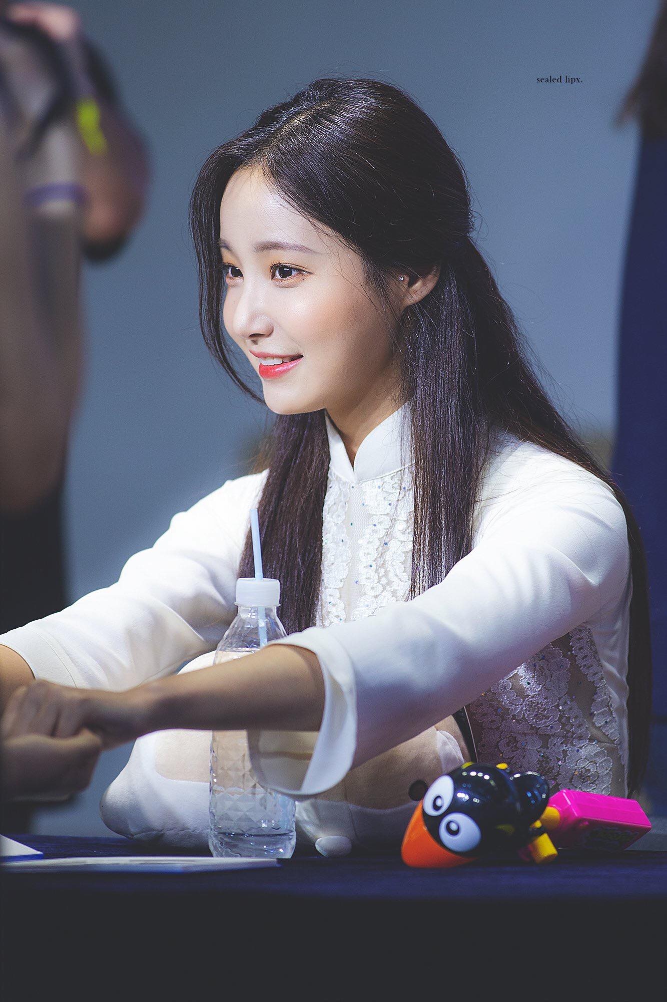 momoland mac ao dai len san khau anh 3