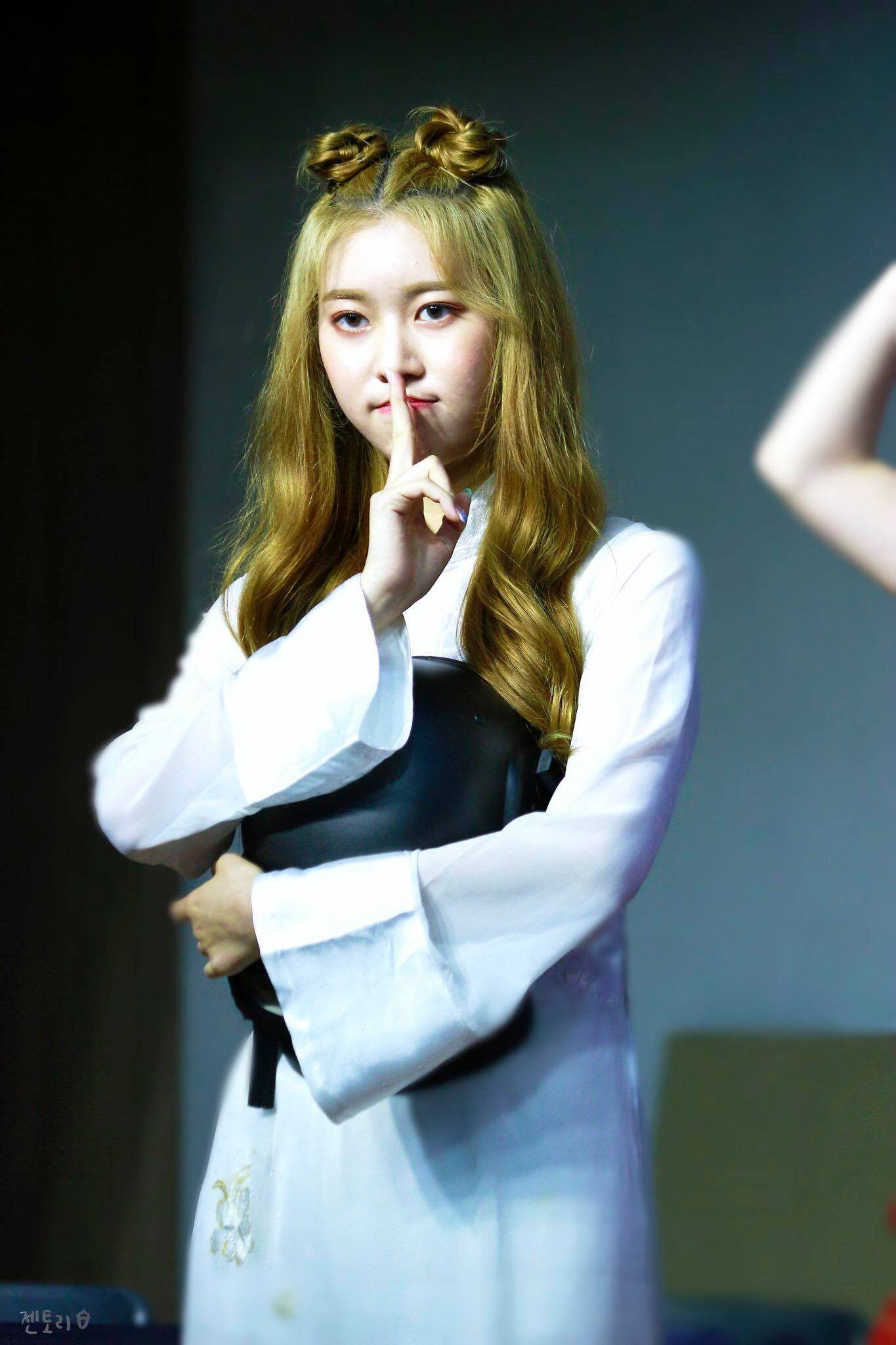 momoland mac ao dai len san khau anh 4