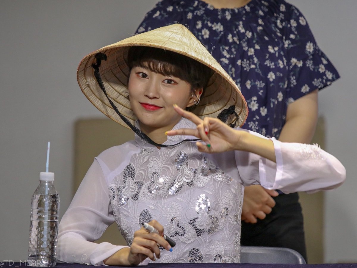 momoland mac ao dai len san khau anh 6