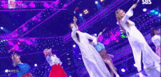 Nhom nhac Han mac ao dai Viet Nam bieu dien tren song truyen hinh hinh anh