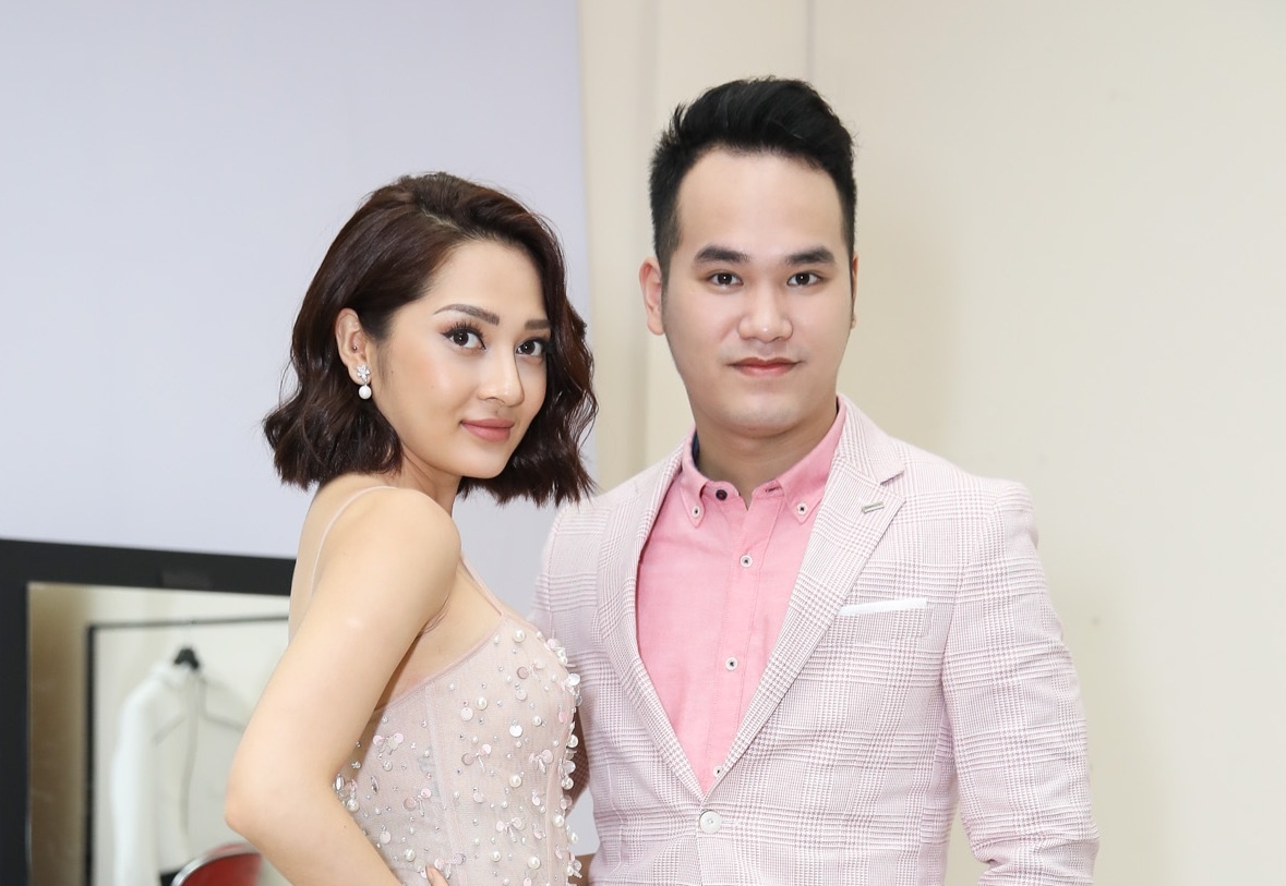Dan huan luyen vien Giong hat Viet nhi lo dien trong buoi ghi hinh hinh anh