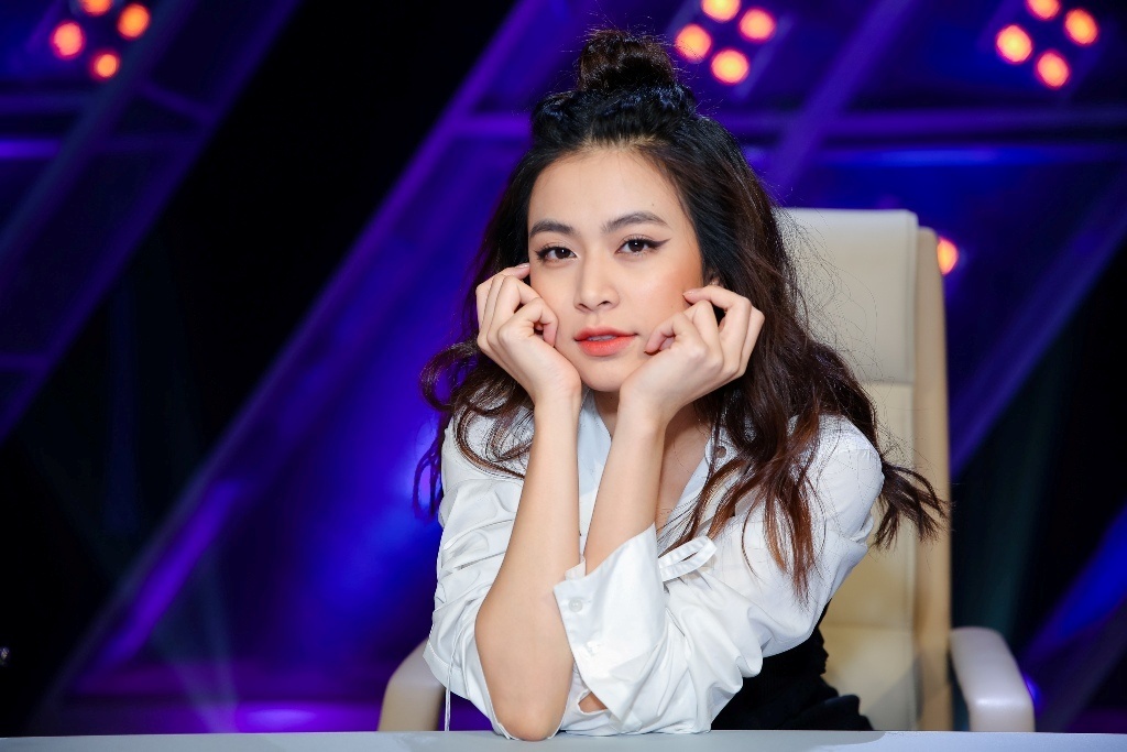 Sau Duc Phuc, Hoang Thuy Linh bi chi trich vi cai tay doi voi nha bao hinh anh