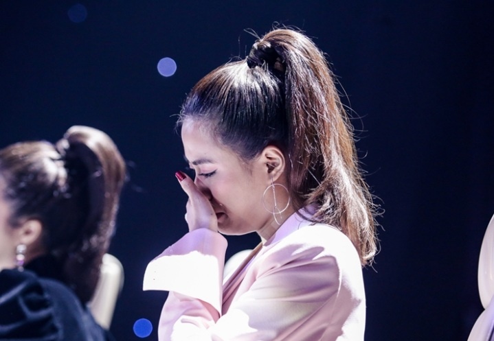 Hoang Thuy Linh bat khoc khi nho ve quang thoi gian song gio hinh anh