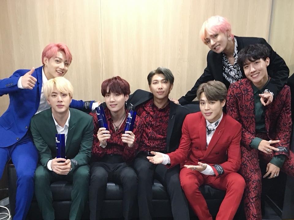 BTS thang dam, fan EXO bat binh vi than tuong bi bo roi hinh anh