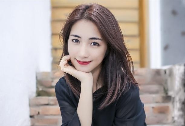 Vao hau truong gap BTS, Hoa Minzy bi chi trich xam pham doi tu hinh anh