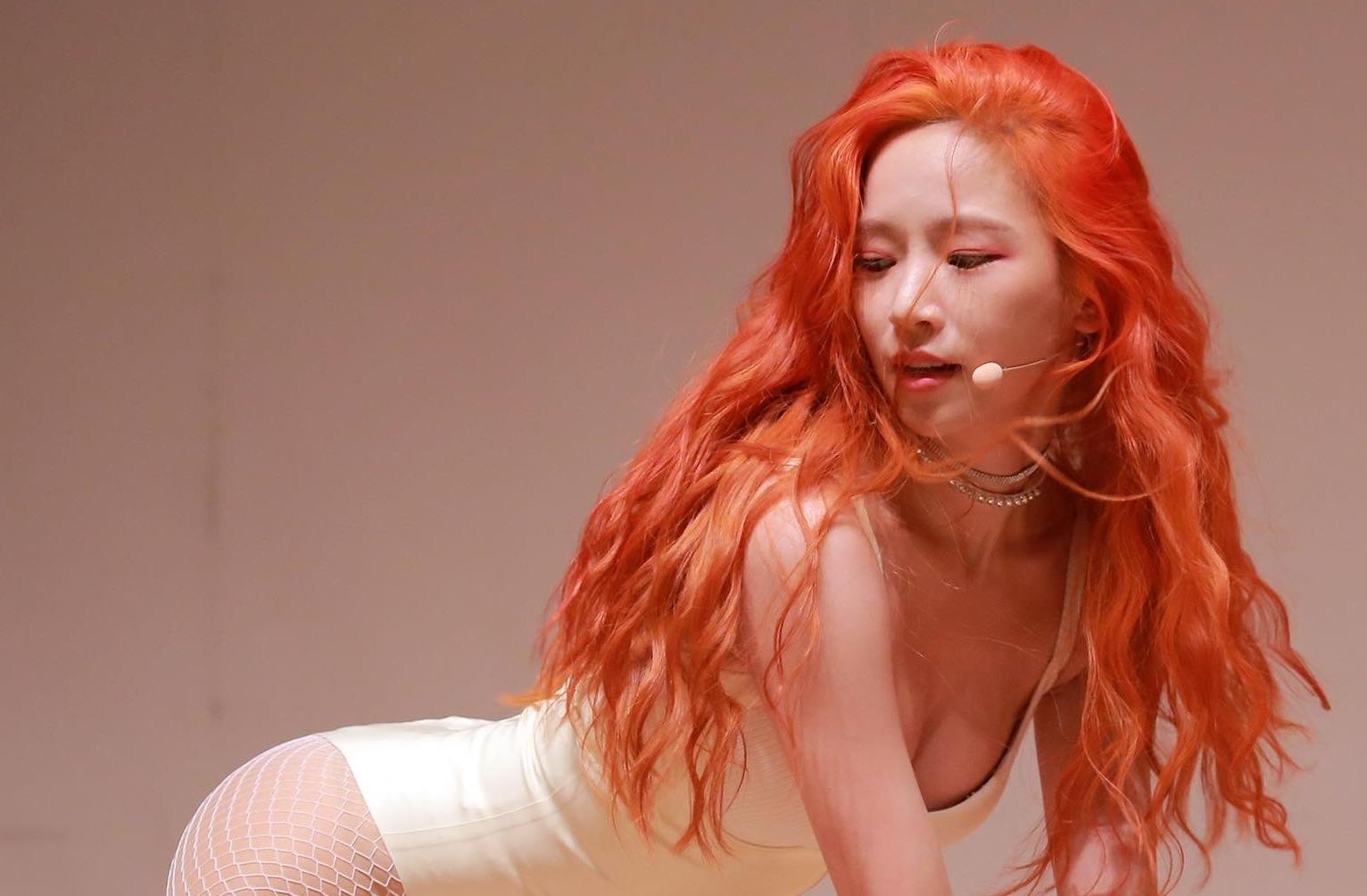 Nu ca si Kpop vua ra mat da bi tay chay vi khoe than phan cam hinh anh