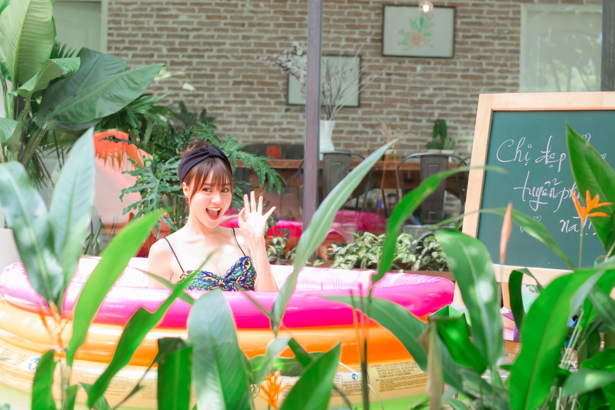 Ninh dương lan ngọc lấn sân ca hát ảnh 1 Ninh duong lan ngoc lan san ca hat anh 1