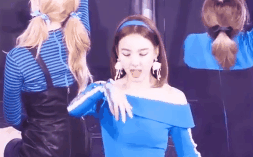 Nhom nhac dinh dam Twice lai bi chi trich vi su co lo hat nhep hinh anh