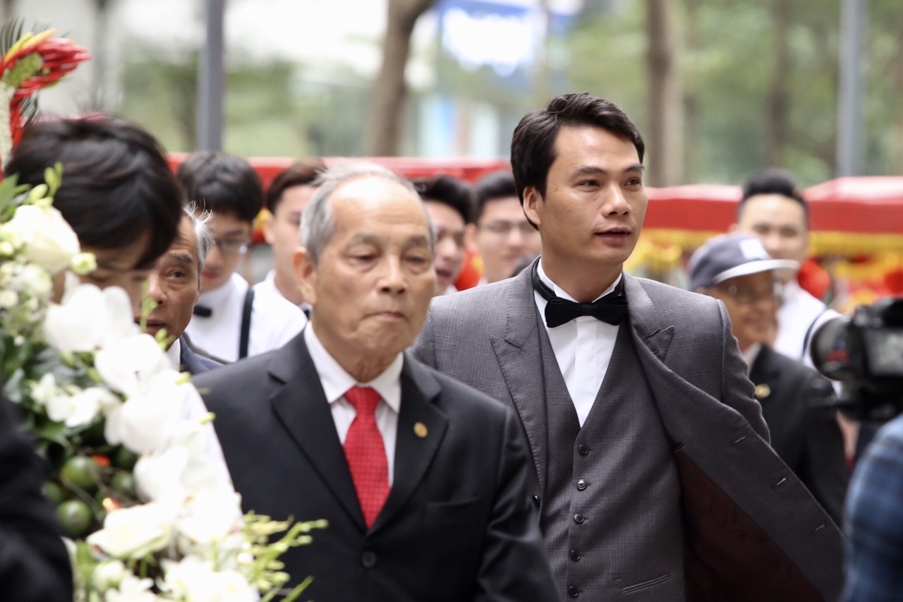 Ban trai CEO lich lam trong le an hoi voi A hau Thanh Tu hinh anh