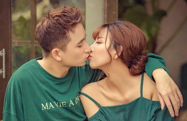 Khoanh khac ngot ngao cua Phan Manh Quynh va ban gai truoc khi cau hon hinh anh