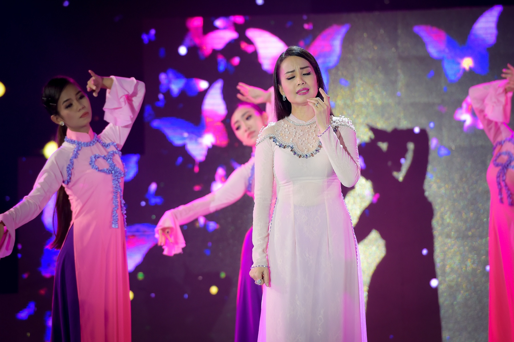 Tran Thanh gia gai anh 7