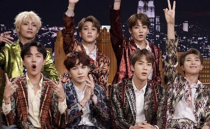 Tap chi thoi trang My goi BTS la 'nhom nhac nam mac dep nhat the gioi' hinh anh
