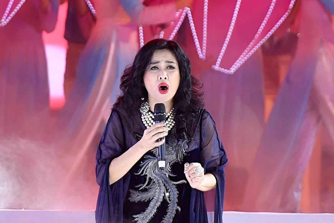 Thanh Lam, Tung Duong hat ve Bac Ho khien 33.000 khan gia lang lai hinh anh