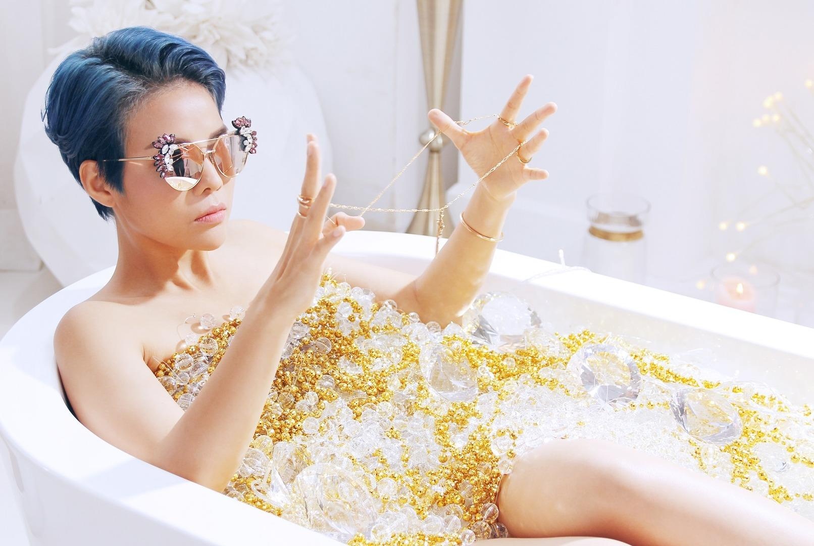 MV moi cua Vu Cat Tuong: Rap ngong cuong, tu nhan la thu linh hinh anh