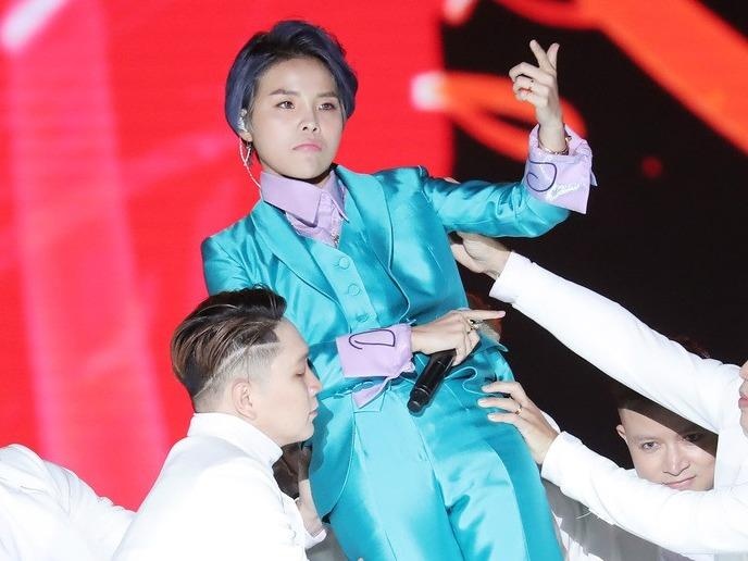 Vu Cat Tuong bieu dien ca khuc gay tranh cai tren san khau Han Quoc hinh anh