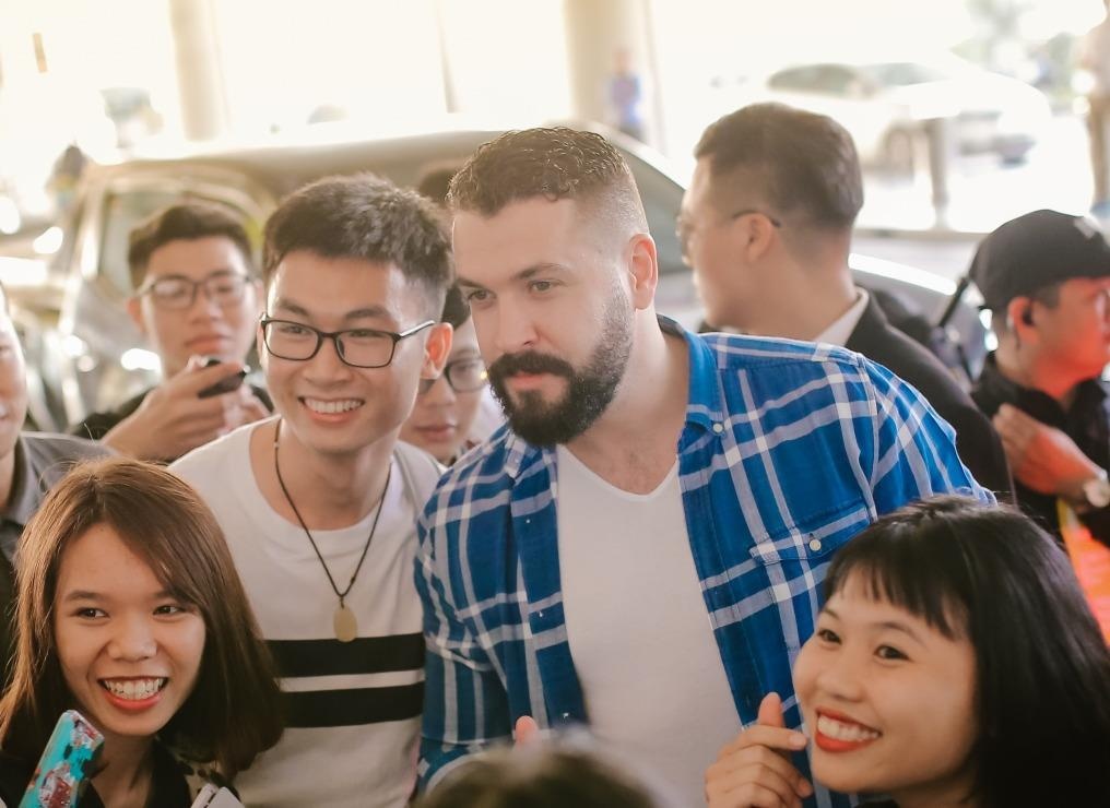 Shayne Ward: 'Toi cam dong khi fan Viet den san bay don tu sang som' hinh anh