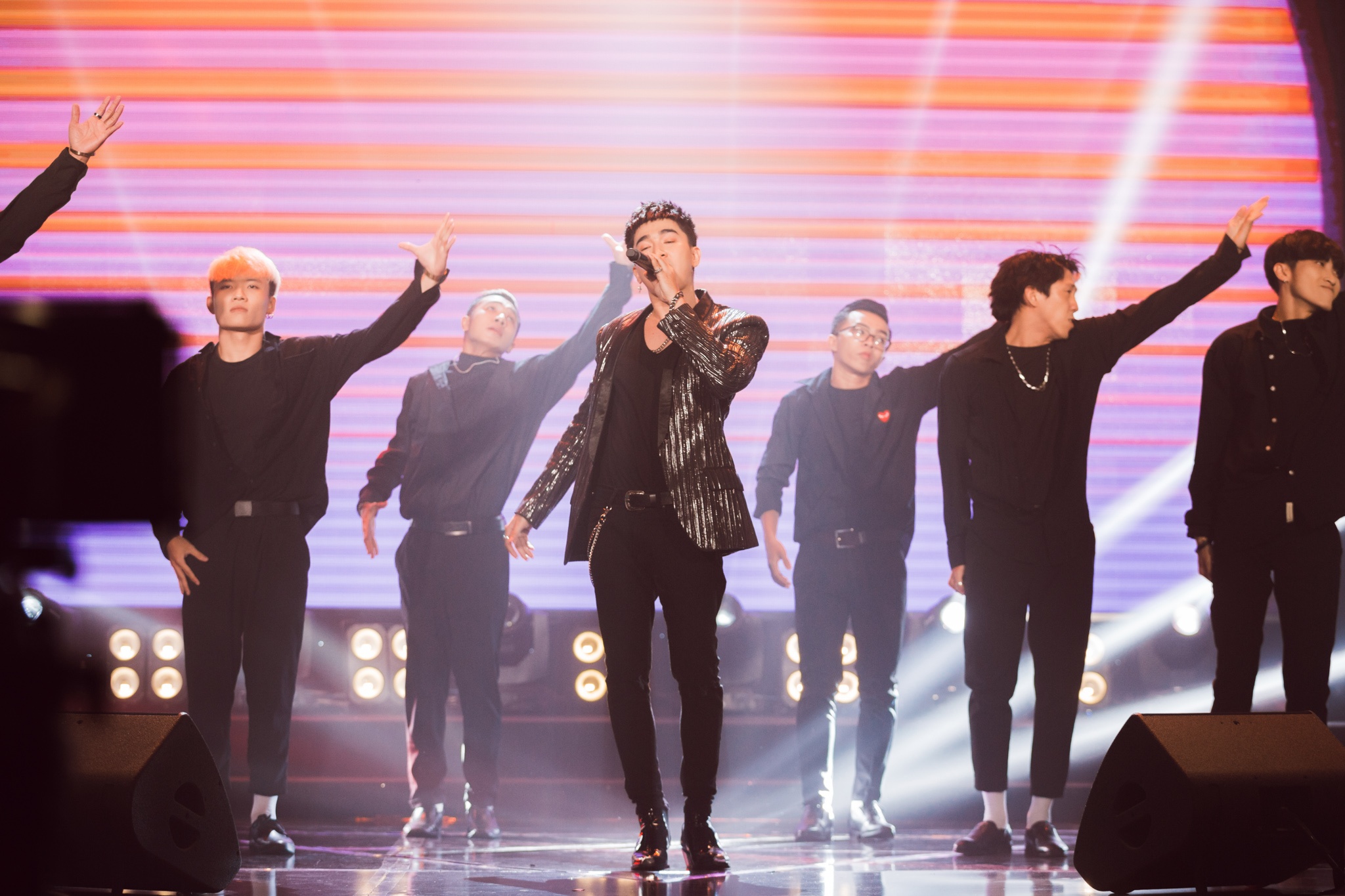 Isaac,  Phuong thanh song ca anh 8