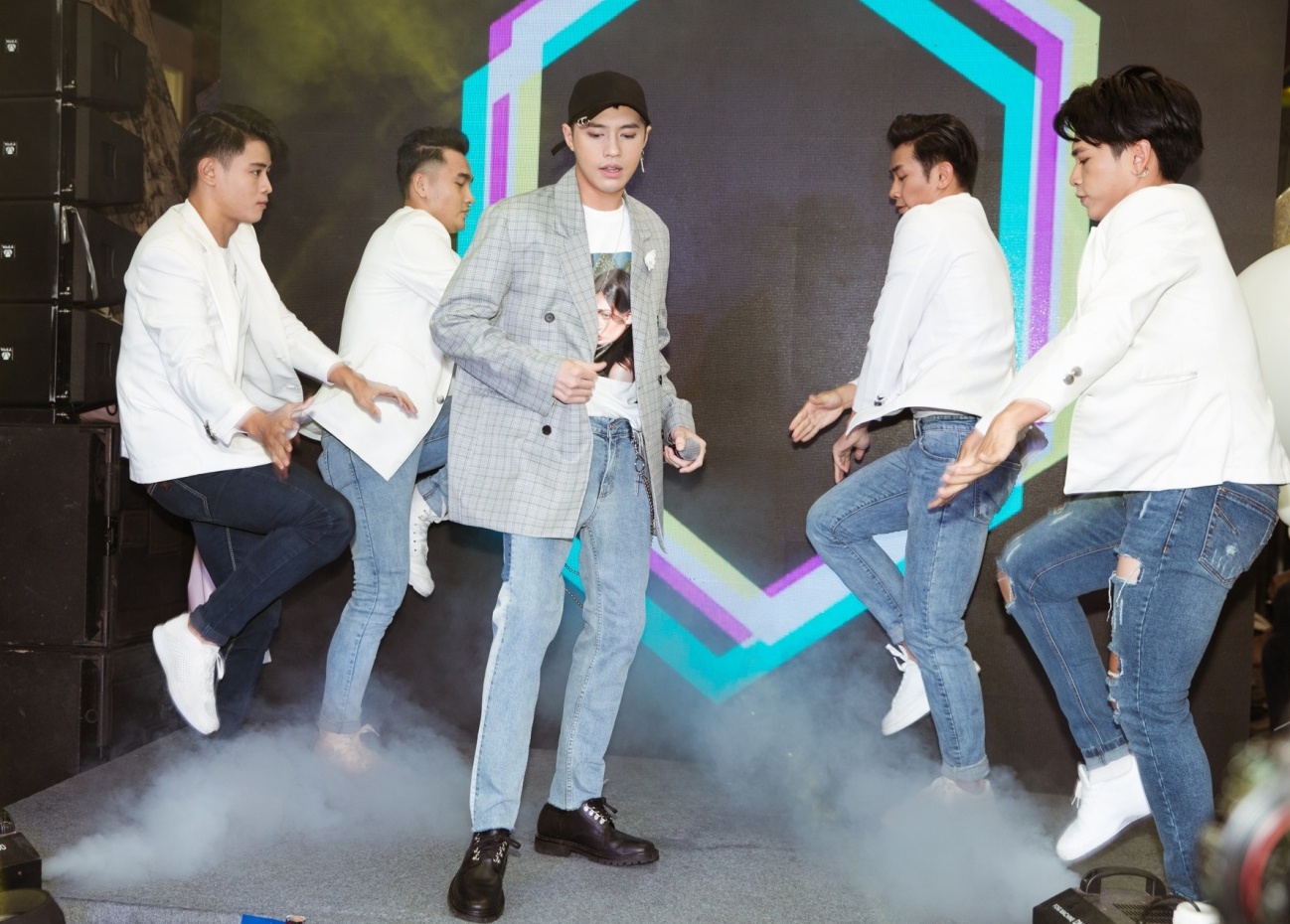 Noo Phuoc Thinh xuat hien tieu tuy anh 2