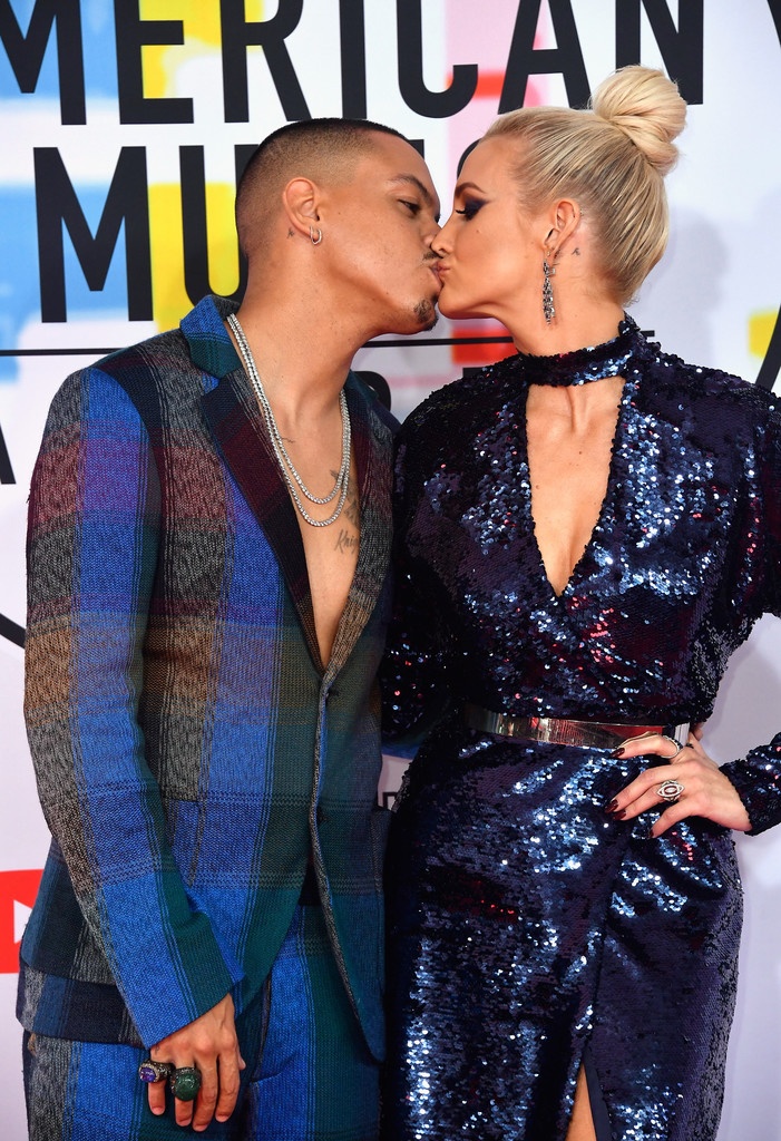 Taylor Swift noi bat tren tham do American Music Awards anh 12