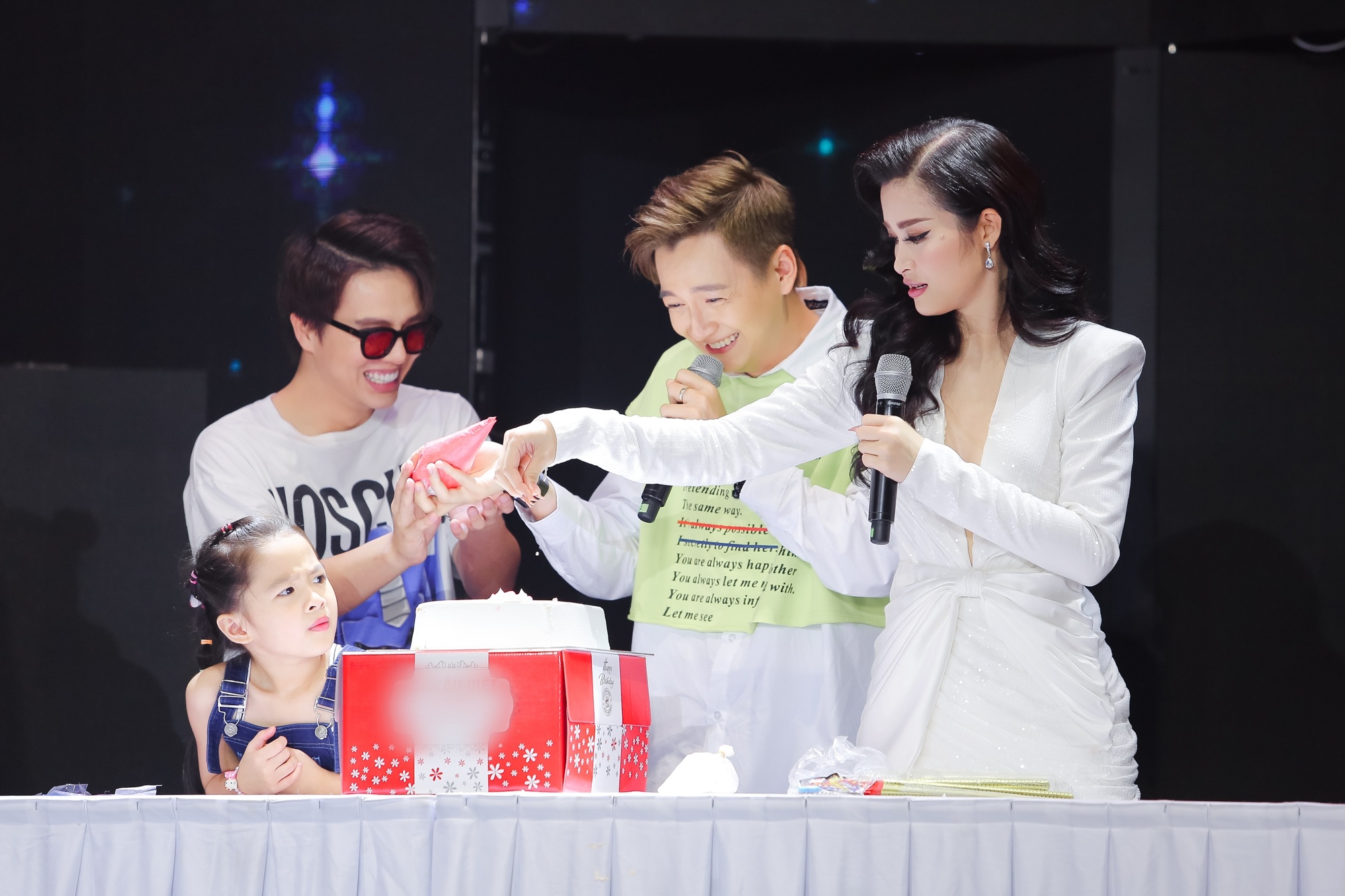 buổi họp fan của đông nhi ảnh 6 buoi hop fan cua dong nhi anh 6