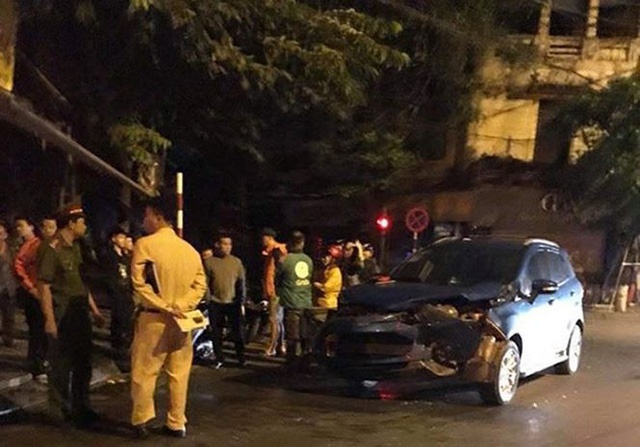 Xe cua Duong Hong son va cham anh 1