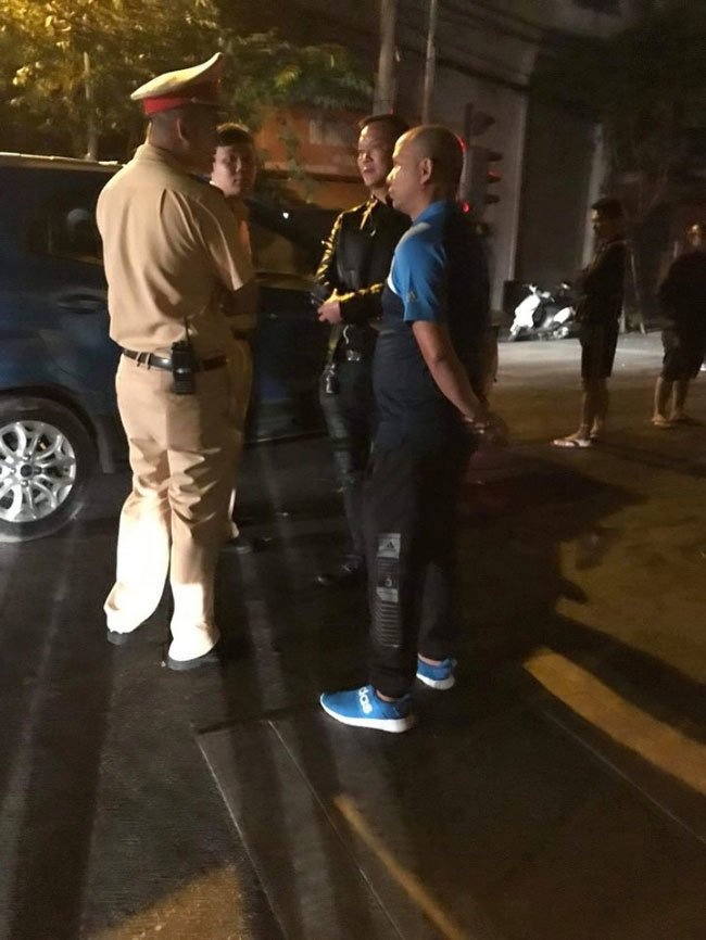 Xe cua Duong Hong son va cham anh 2