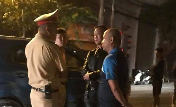 Xe cua dien vien ‘Nguoi phan xu’ va cuu cau thu Duong Hong Son va cham hinh anh