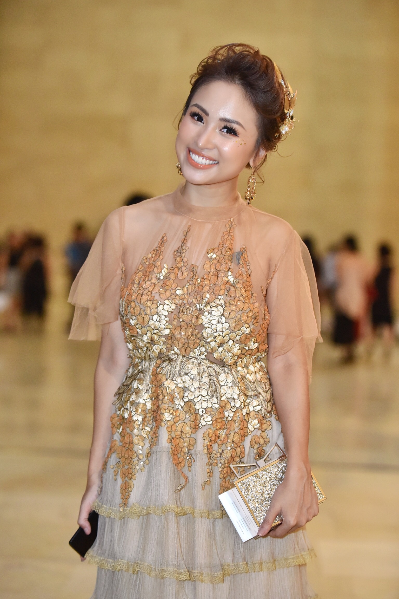 Quynh Bup be xuat hien tai tuan le thoi trang anh 7