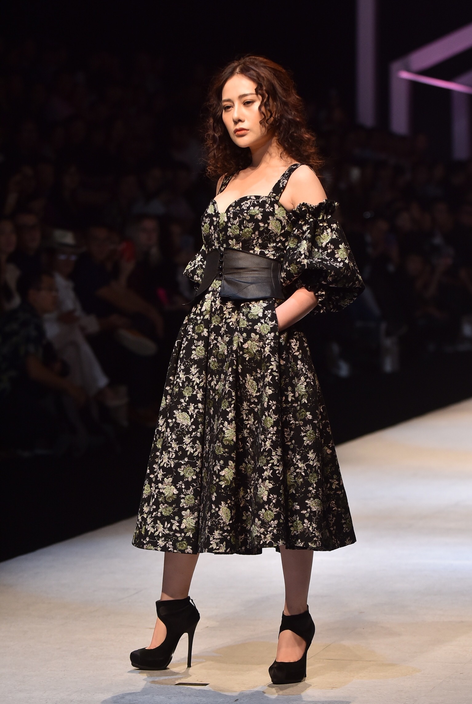 Quynh Bup be xuat hien tai tuan le thoi trang anh 2