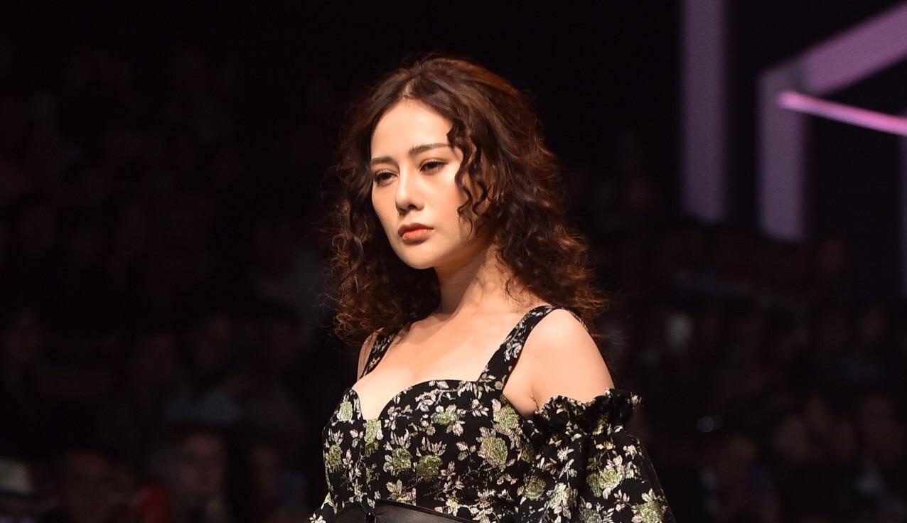 'Quynh bup be' trinh dien thoi trang sau 5 nam roi xa san catwalk hinh anh