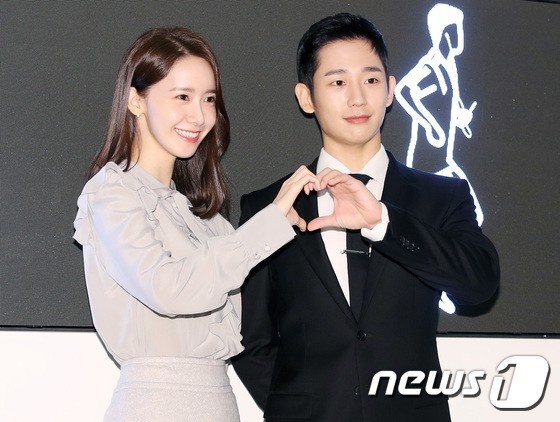 Yoona rang ro ben Jung Hae In anh 1