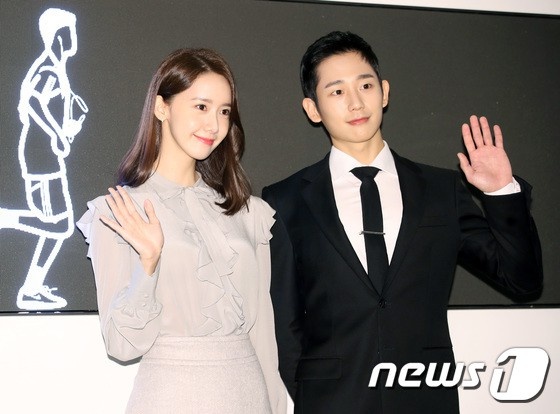 Yoona rang ro ben Jung Hae In anh 2