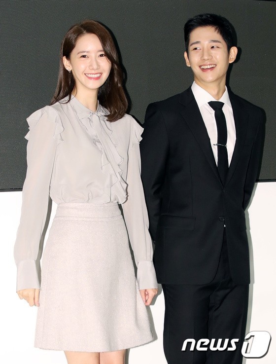 Yoona rang ro ben Jung Hae In anh 7