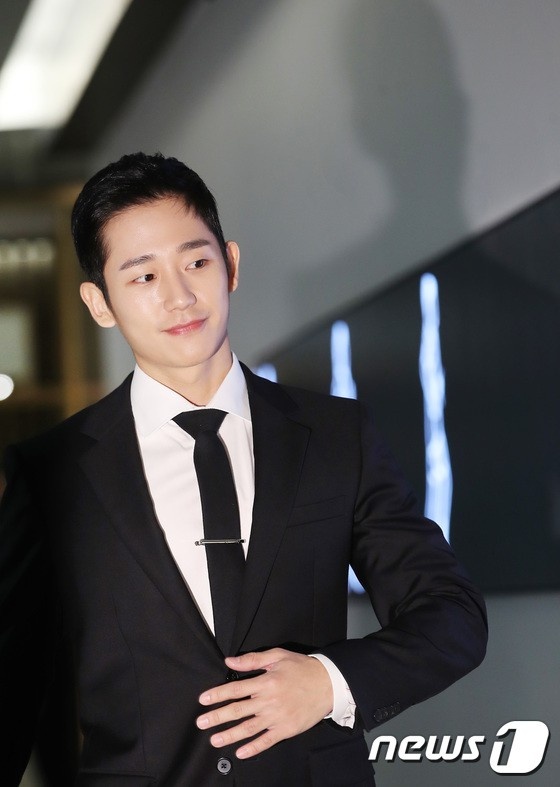 Yoona rang ro ben Jung Hae In anh 6