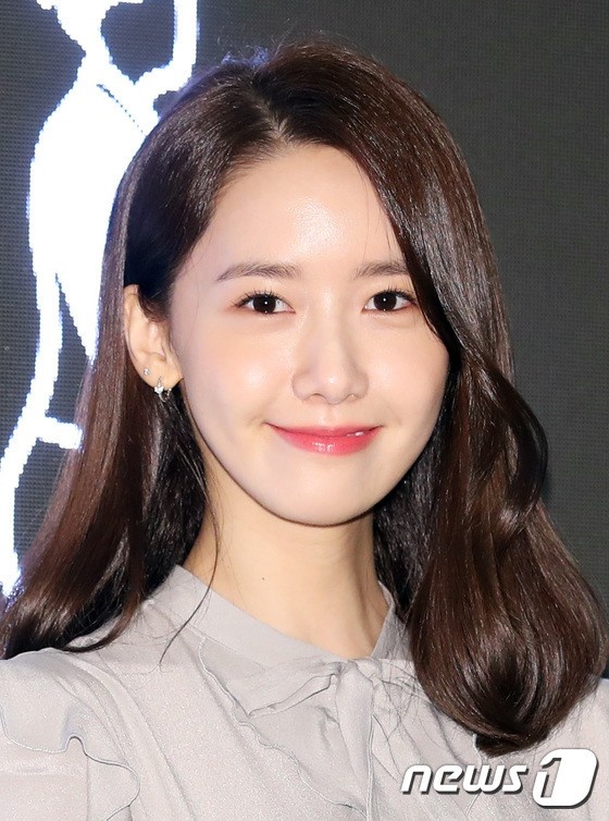 Yoona rang ro ben Jung Hae In anh 3